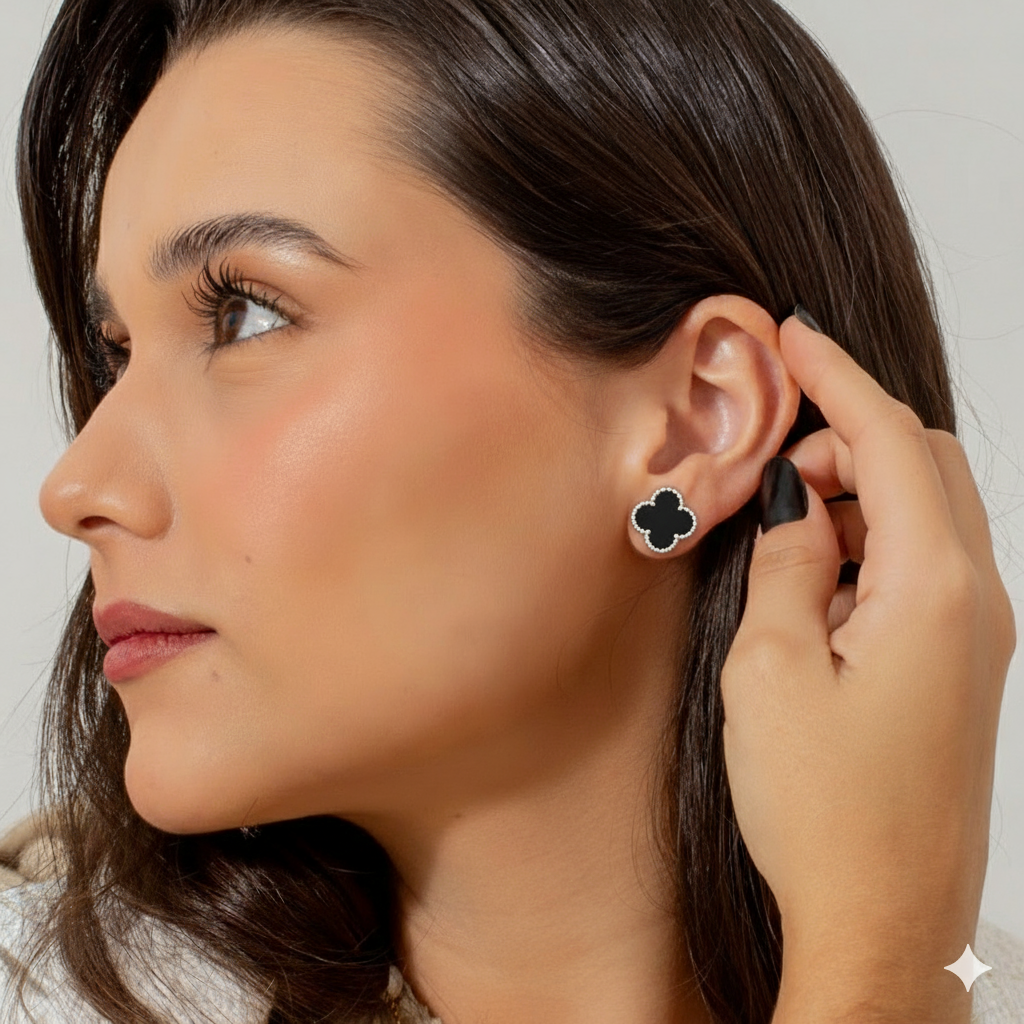 brinco botão trevo de ônix