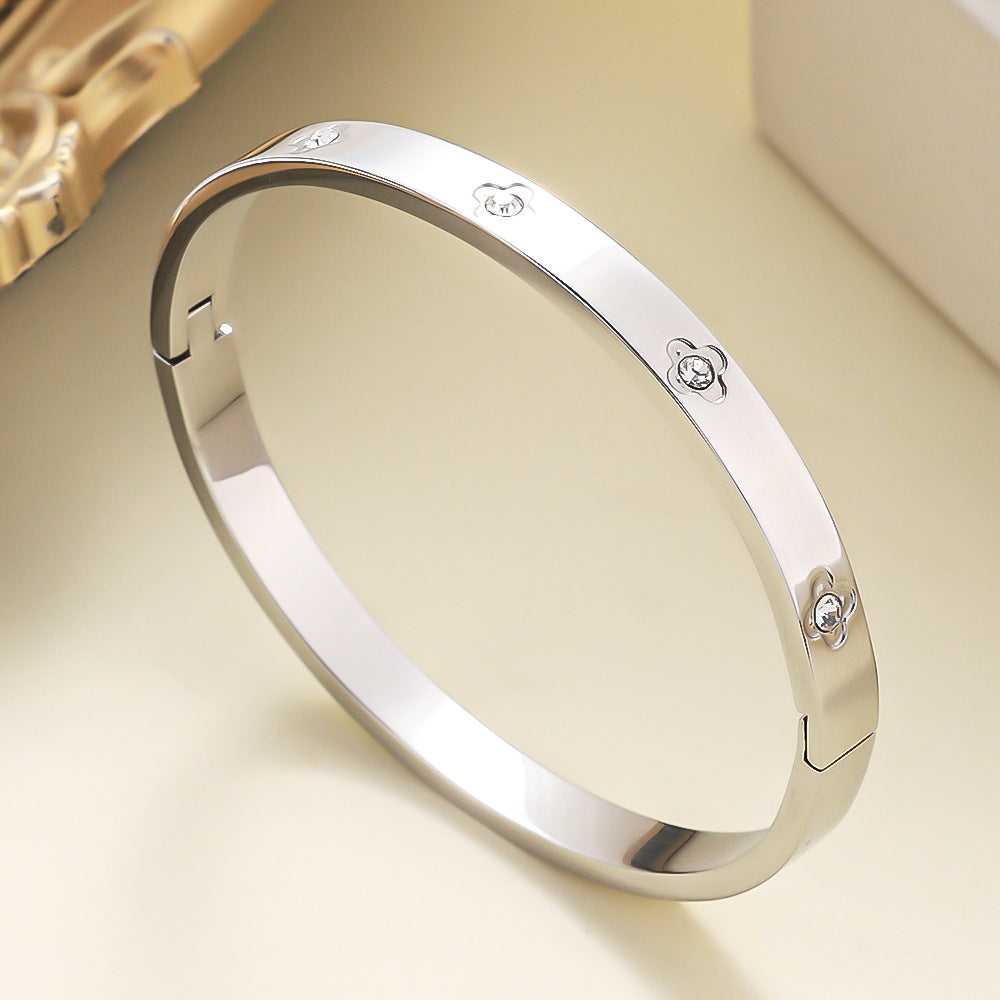 bracelete trevo de luz