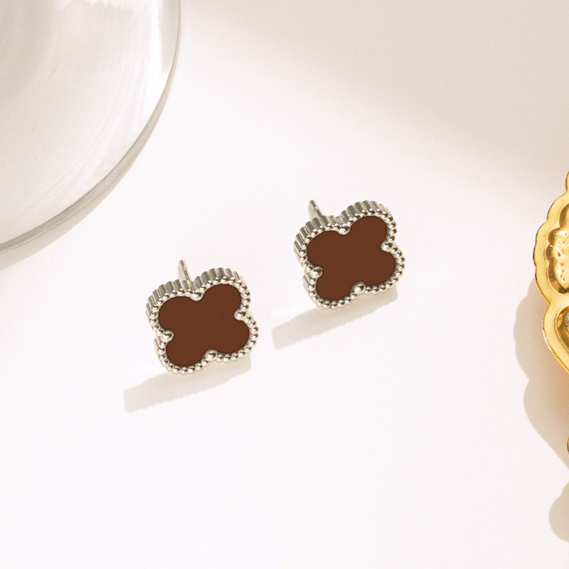 brinco botão trevo de ônix