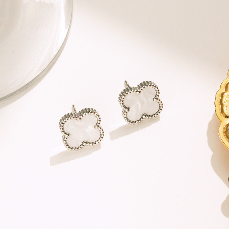 brinco botão trevo de ônix