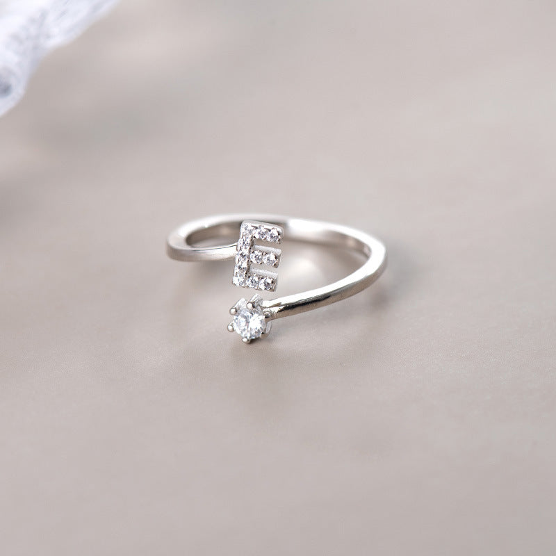 anel letra cravejada