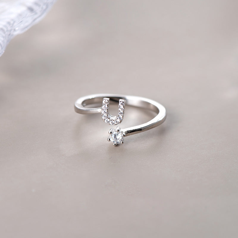 anel letra cravejada