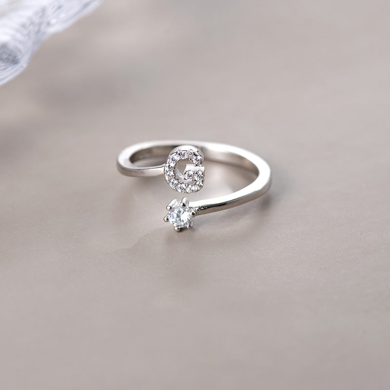 anel letra cravejada