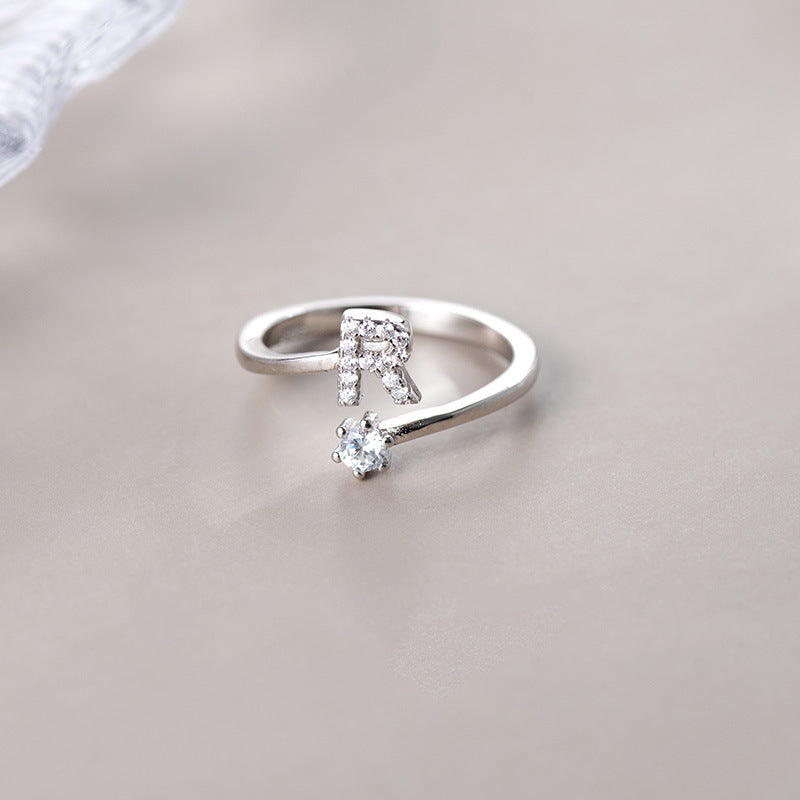 anel letra cravejada