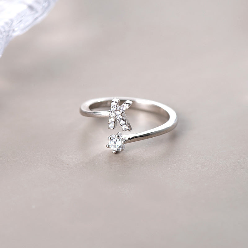 anel letra cravejada