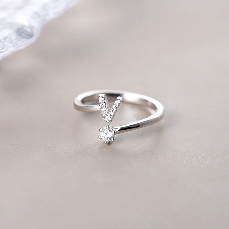 anel letra cravejada